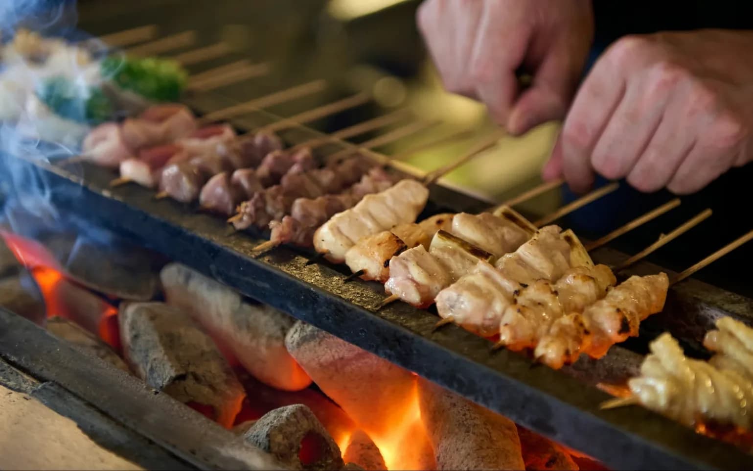 備長炭の焼き台で串を焼いている手元